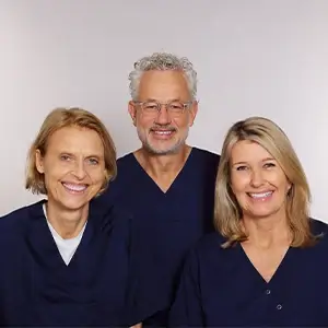 Die Zahnärzte Dr. Barbara Hagedorn, Dr. Peter Hiener und Dr. Karin Tetsch